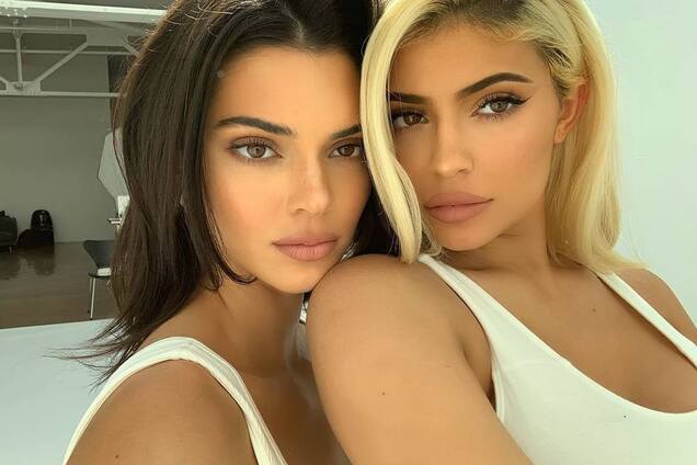 Сестри Дженнер похвалилися оголеними тілами у гарячій фотосесії