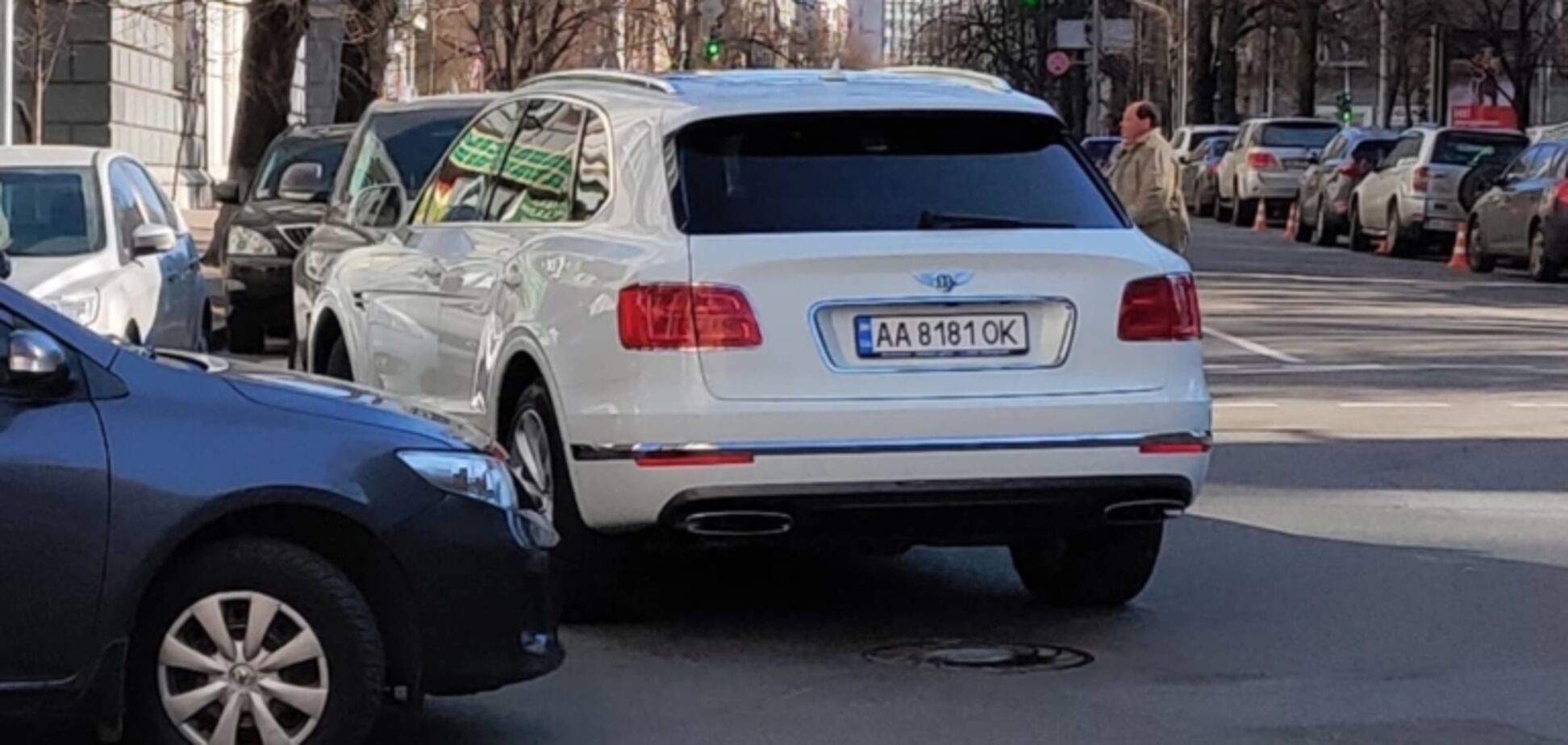 У Києві екс-помічниця Черновецького кинула авто на перехресті. Фотофакт