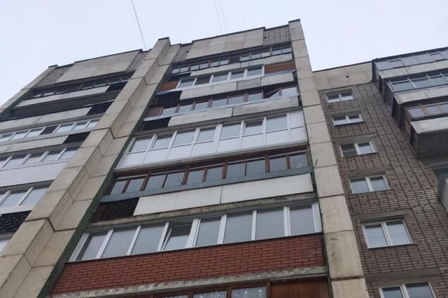 У Росії горе-матір викинула дитину з вікна. Фото