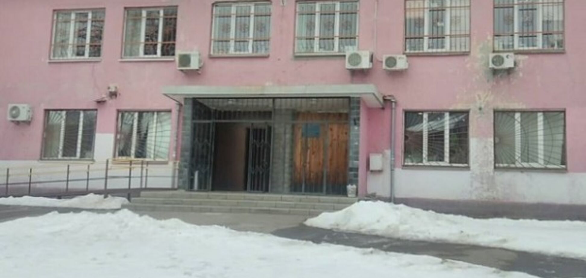 Розрізав собі живіт: у Києві в залі суду трапилася кривава НП