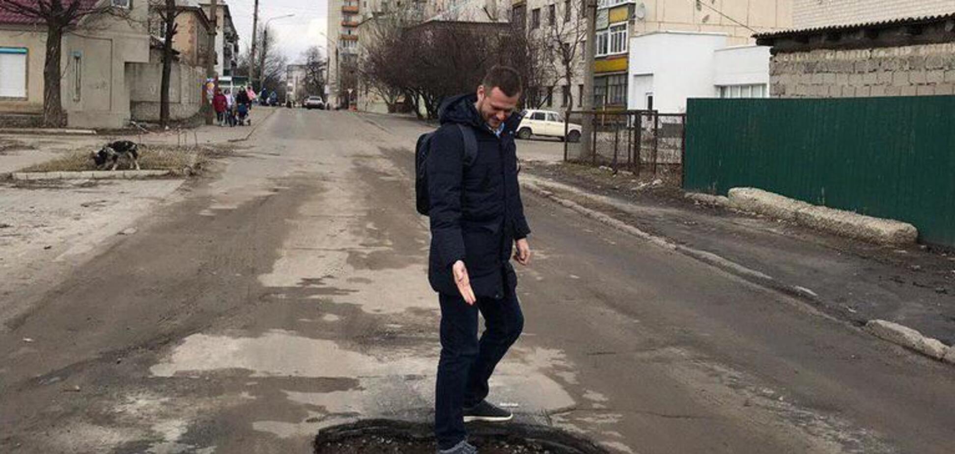 'Огромные дыры': блогер показал ужасы с дорогами на Донбассе
