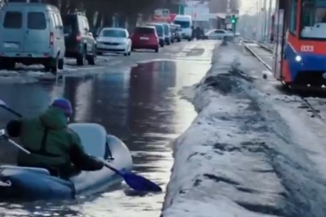 'Где удочки и снасти?' В России устроили заплыв по затопленным улицам города. Видеофакт