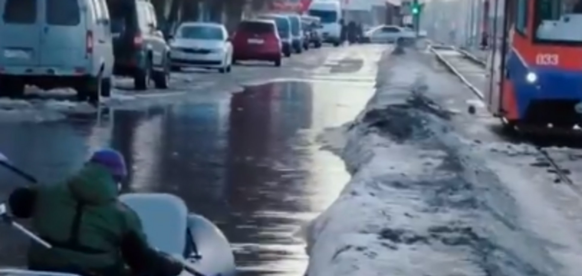 'Где удочки и снасти?' В России устроили заплыв по затопленным улицам города. Видеофакт