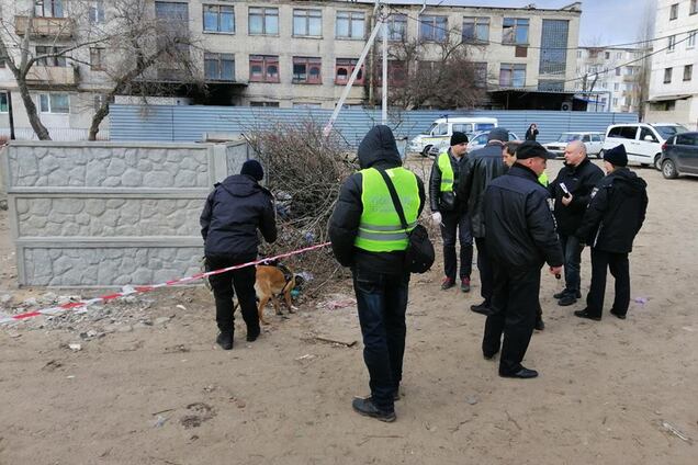 Под Луганском на помойке нашли труп младенца. Фото