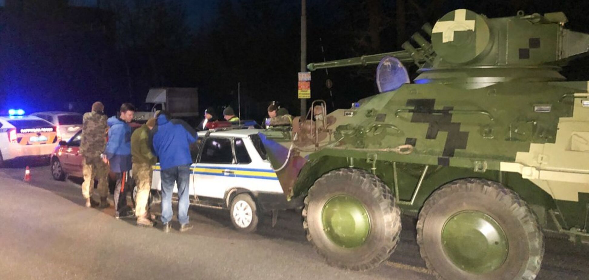 В Киеве произошло крупное ДТП с военной техникой: появились фото и видео