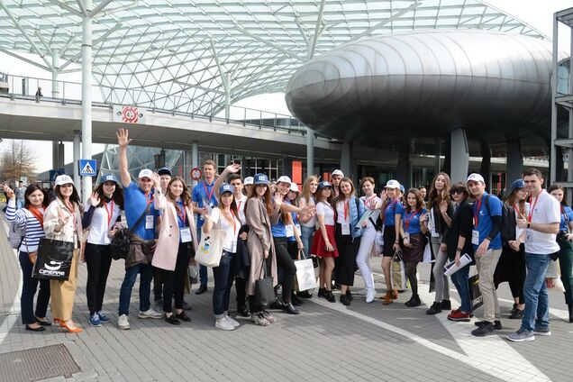 Плитка с травой и дома из риса: украинские студенты побывали на крупнейшей архитектурной выставке в Милане