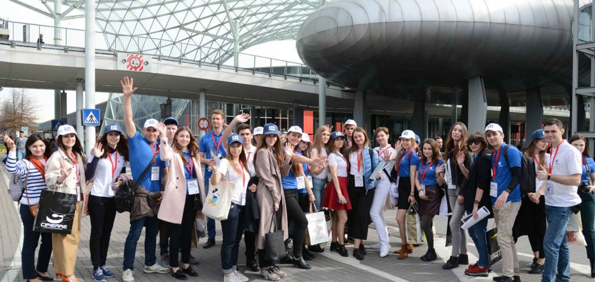 Плитка з травою і будинки з рису: українські студенти побували на найбільшій архітектурній виставці в Мілані