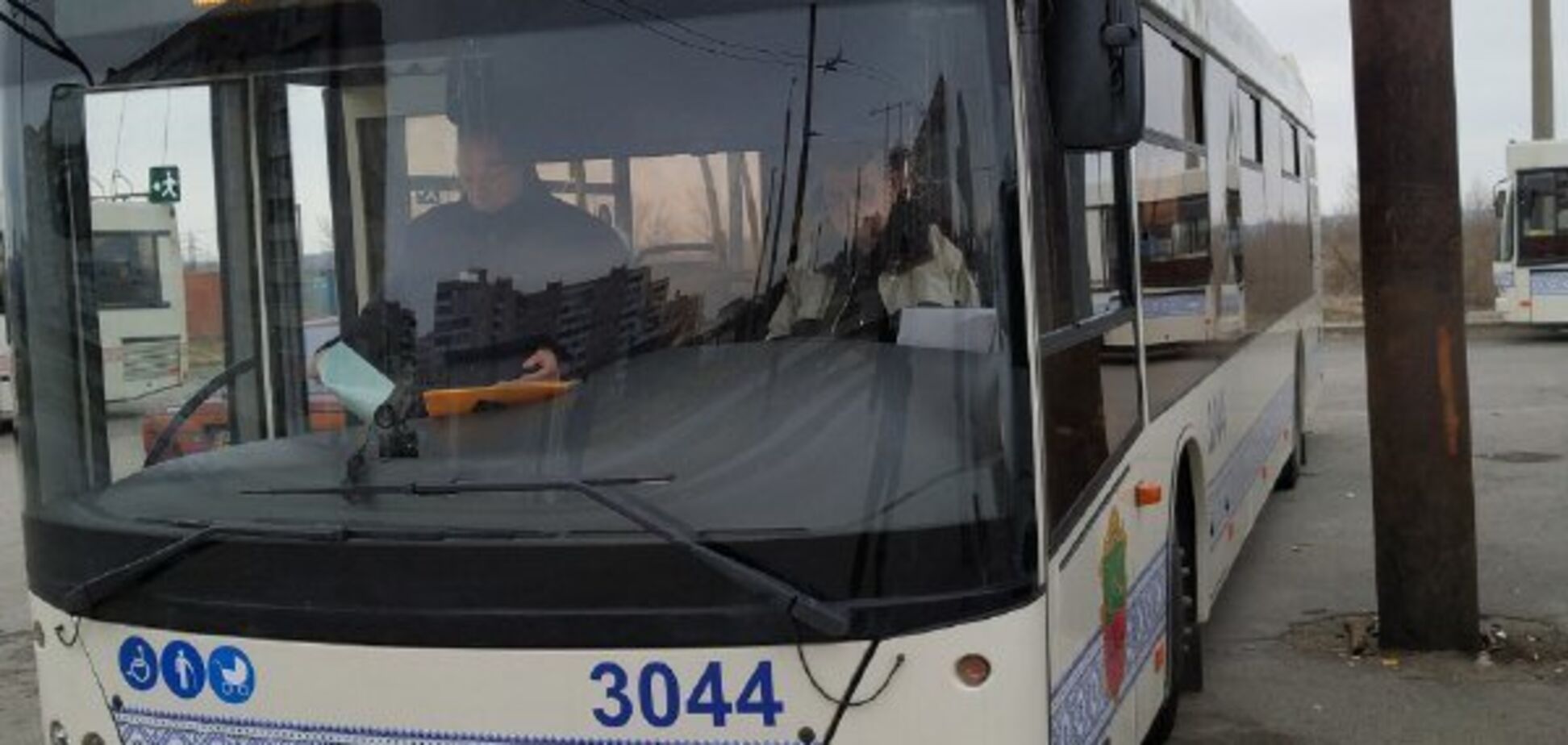 В Запорожье автобус въехал в столб в первый день работы на новом маршруте