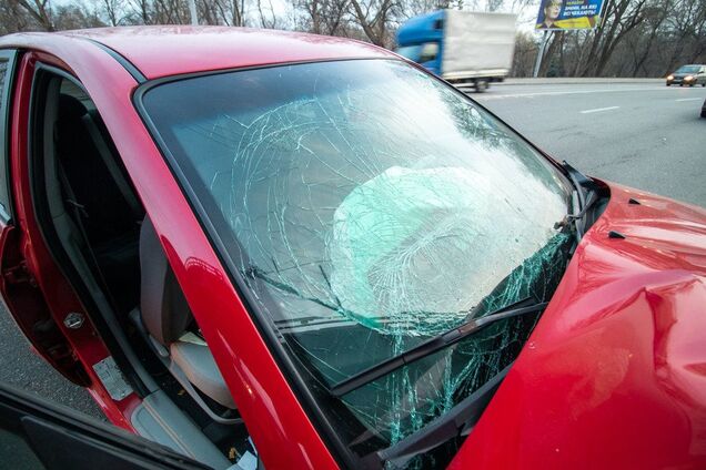 Уснул за рулем: в Киеве водитель такси с пассажиром врезался в столб 