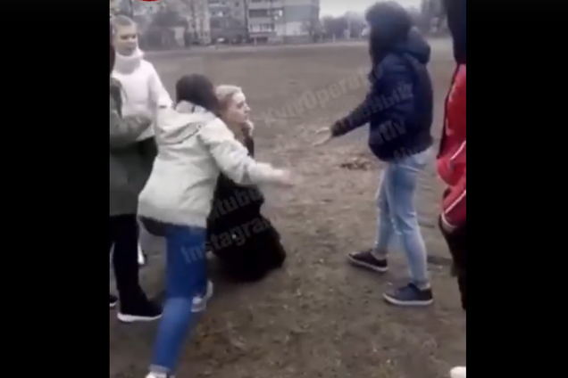 Поставили на колени: в Киеве девочки-подростки жестоко избили школьницу, сеть в гневе