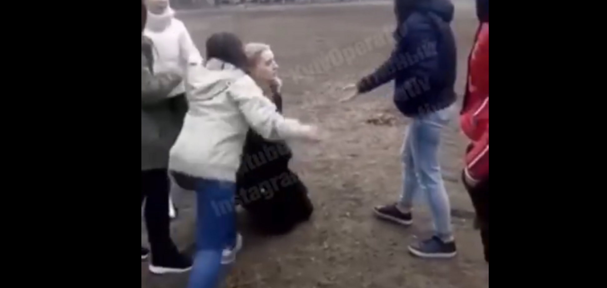 Поставили на колени: в Киеве девочки-подростки жестоко избили школьницу, сеть в гневе