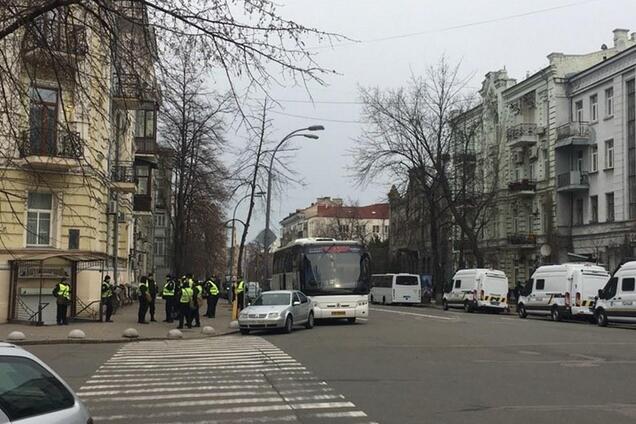 У Києві пройшла масова акція, на вулиці вивели поліцейських і бронетехніку: подробиці