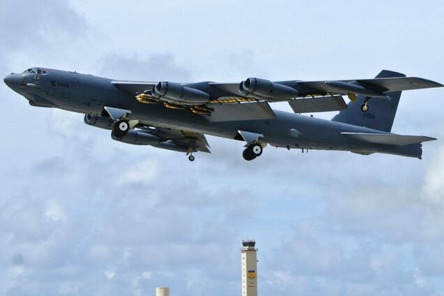 Путин, дрожи! США внезапно перебросили в Европу ударные 'ядерные самолеты'