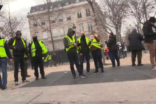 У Франції в прямому ефірі поранили пропагандиста Кремля: відео