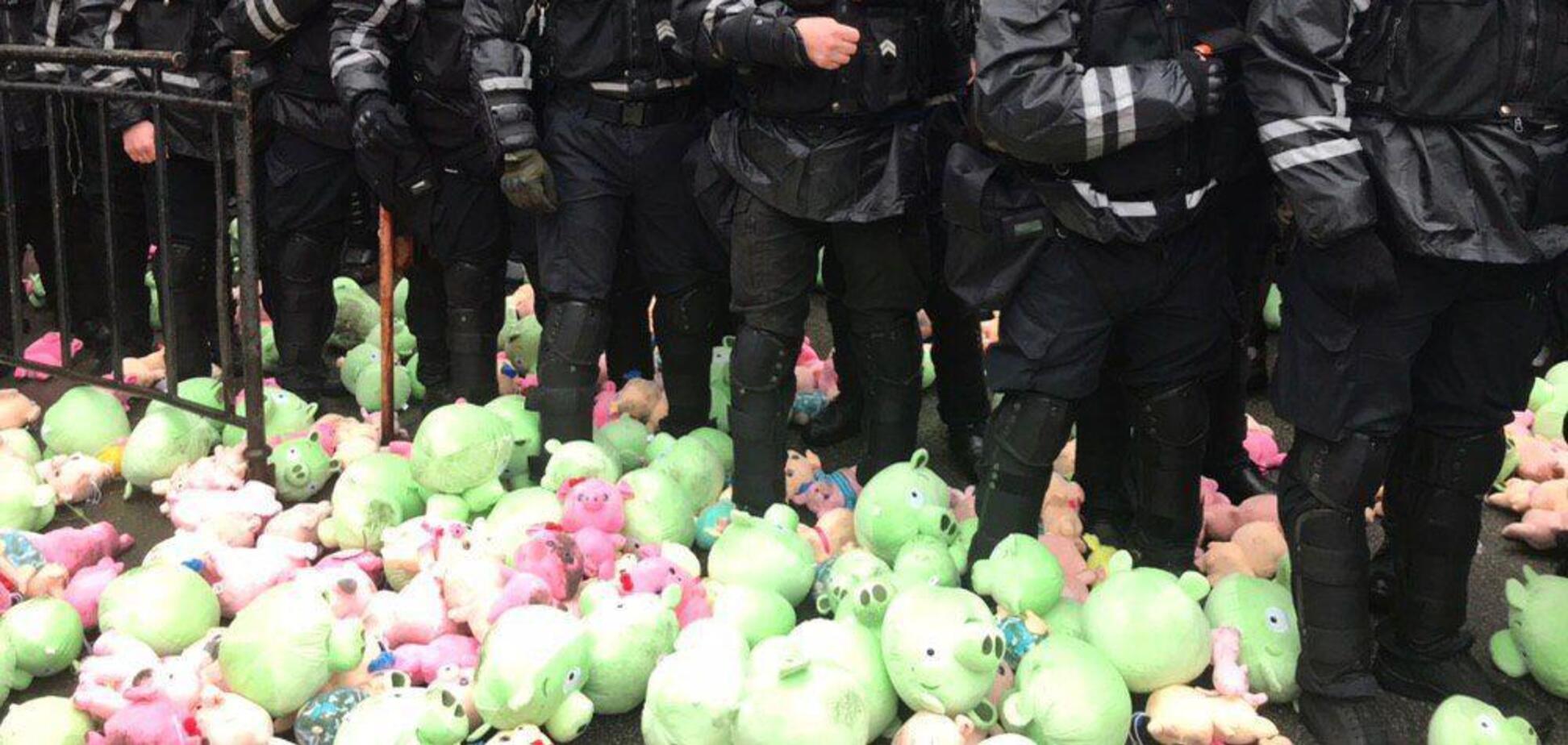  Радикалы из 'Нацкорпуса' забросали полицейских свиньями: фото и видео с места событий