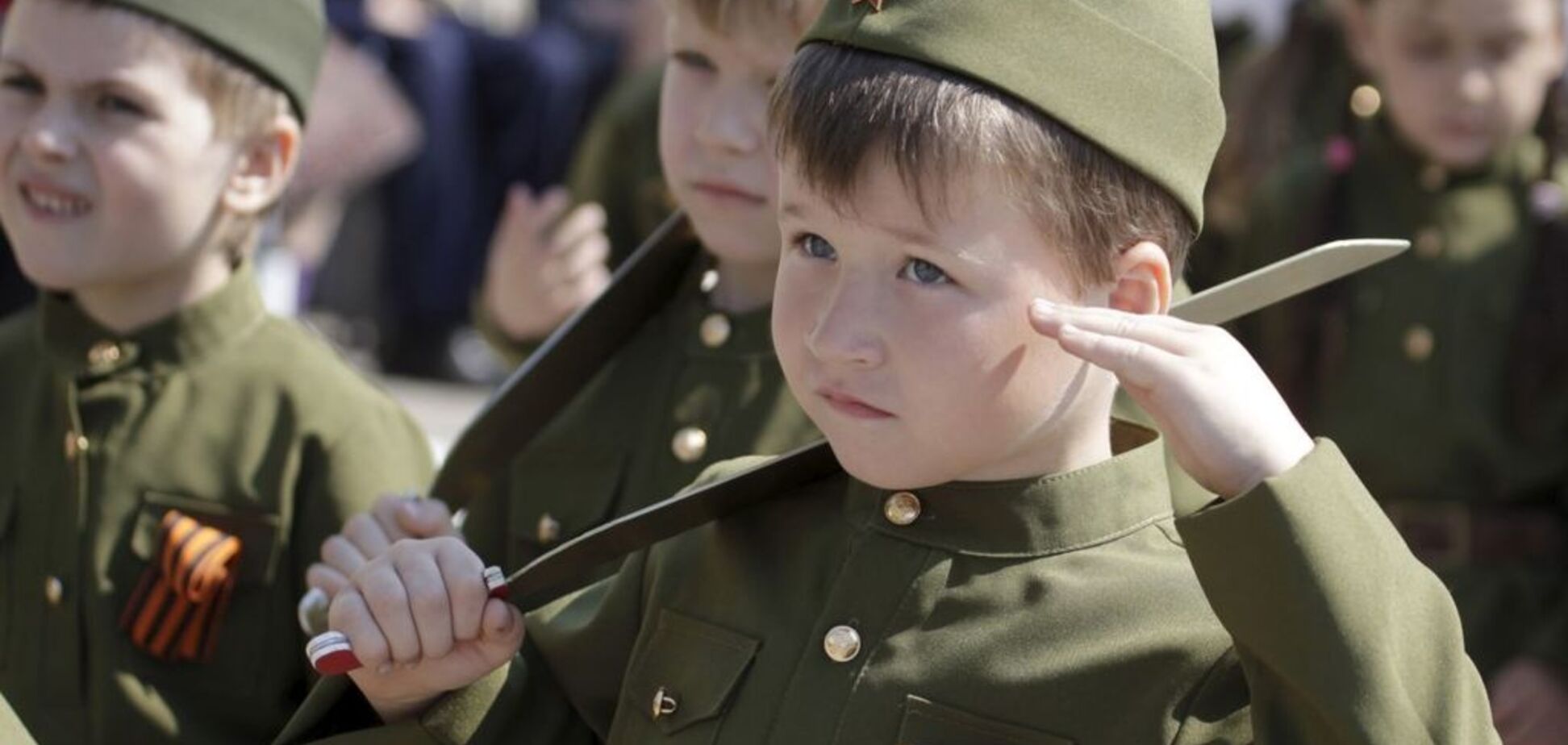 'Зачем рисовать, если есть 'калаш': в Госдуме потребовали от школьников 'защищать родину'