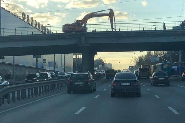 На Шулявском путепроводе начались работы по разбору 'уставшего' моста – КГГА