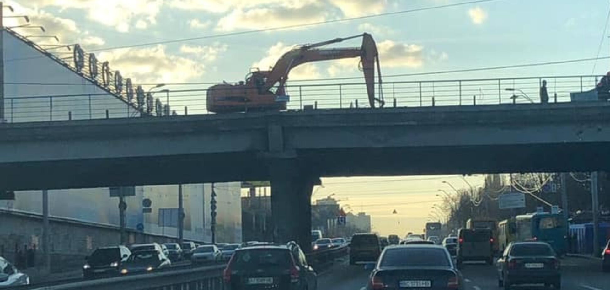 На Шулявском путепроводе начались работы по разбору 'уставшего' моста – КГГА