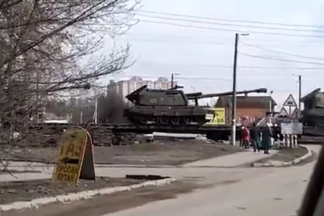РФ стягнула військовий ешелон на кордон із Україною: відео