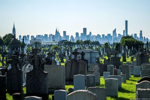 Женщину засосало в воронку на кладбище у родителей