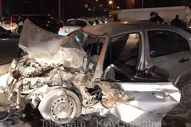 Пролетел 160 км/ч на красный: в Киеве произошло масштабное ДТП с тремя авто и автобусом