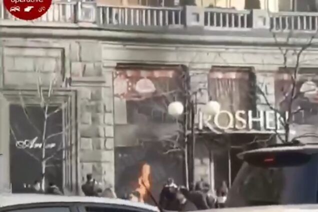 Бросили 'коктейль Молотова': в центре Киева подожгли магазин Roshen