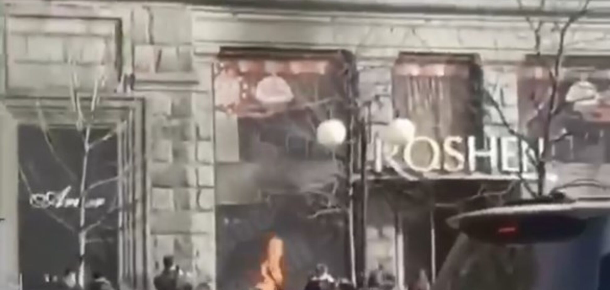 Кинули 'коктейль Молотова': в центрі Києва підпалили магазин Roshen