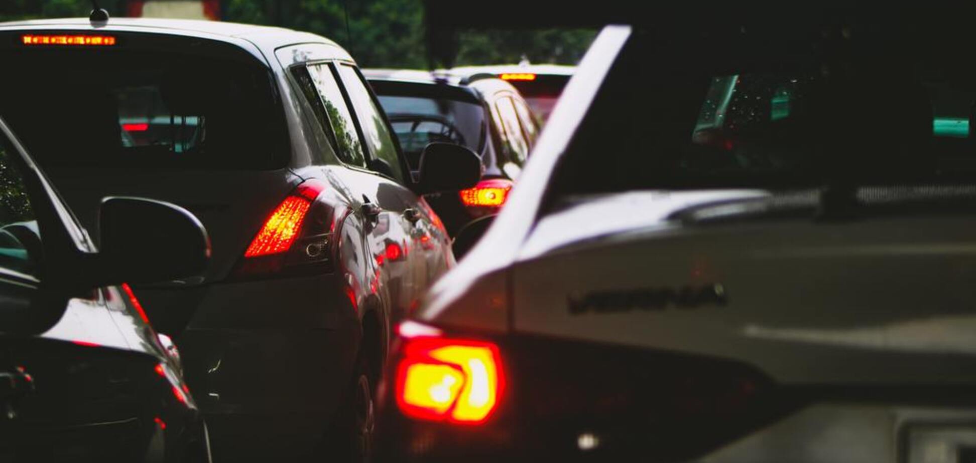 Київ скували багатокілометрові затори: мапа ремонту доріг і 'червоних' ділянок