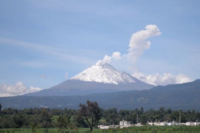 Викинув хмари попелу і газу: в Мексиці прокинувся найбільший вулкан