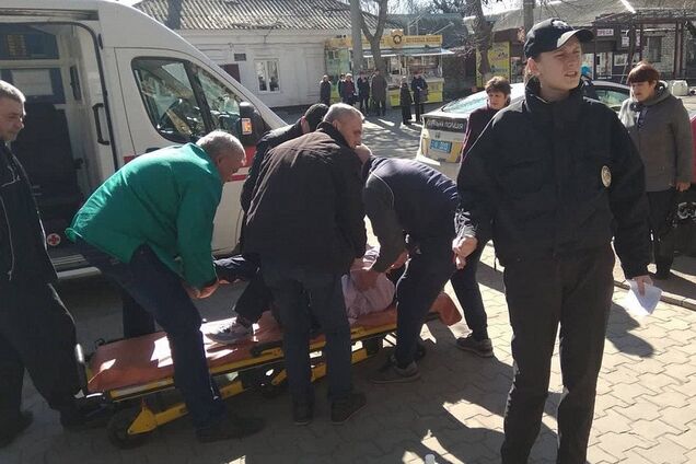 В Николаеве радикалы в масках напали на агитаторов Вилкула и сломали женщине ногу