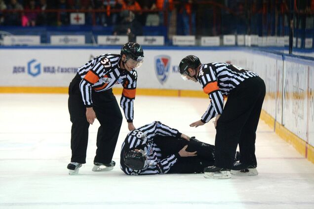 У Канаді хокеїст жорстоко побив рефері