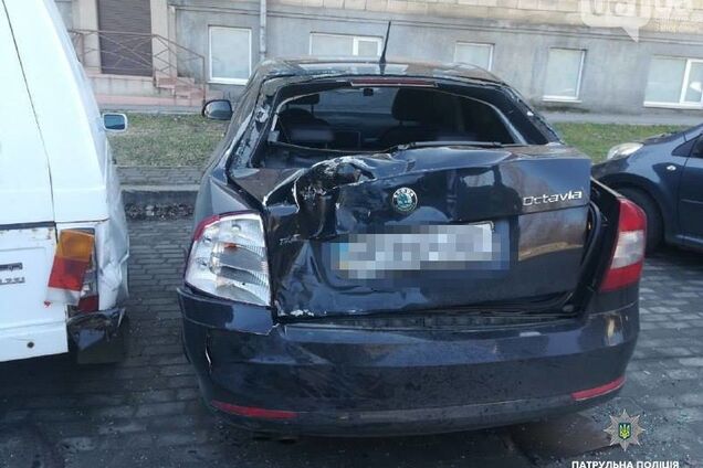 В Запорожье из-за столкновения с “Хаммером” маршрутка с пассажирами перевернулась и повредила две легковушки