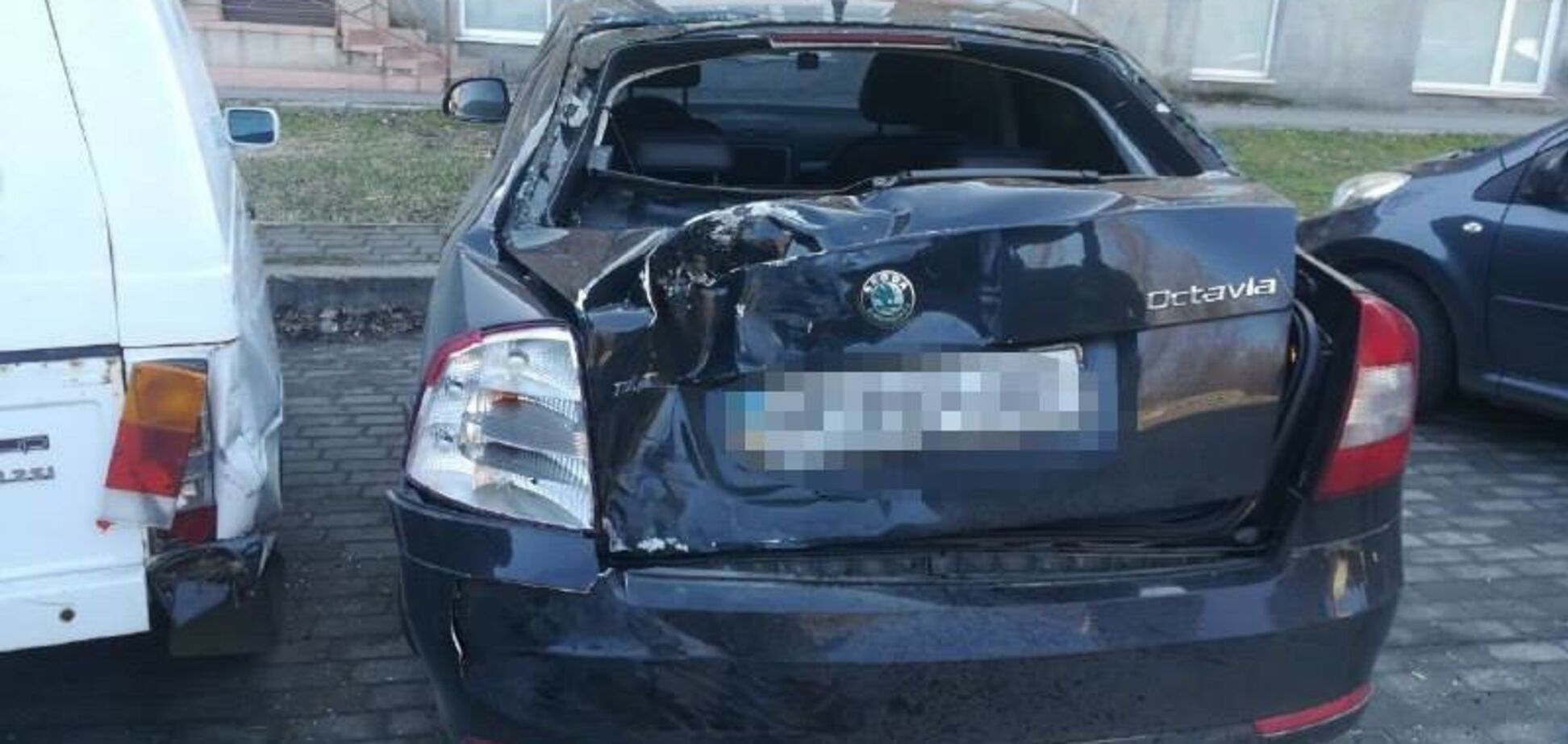В Запорожье из-за столкновения с “Хаммером” маршрутка с пассажирами перевернулась и повредила две легковушки