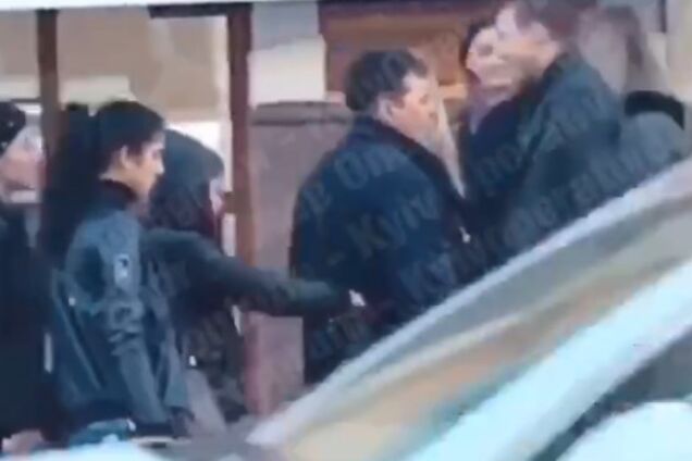 ''Ходят толпой сзади'': в центре Киева сняли на видео наглую схему воровства