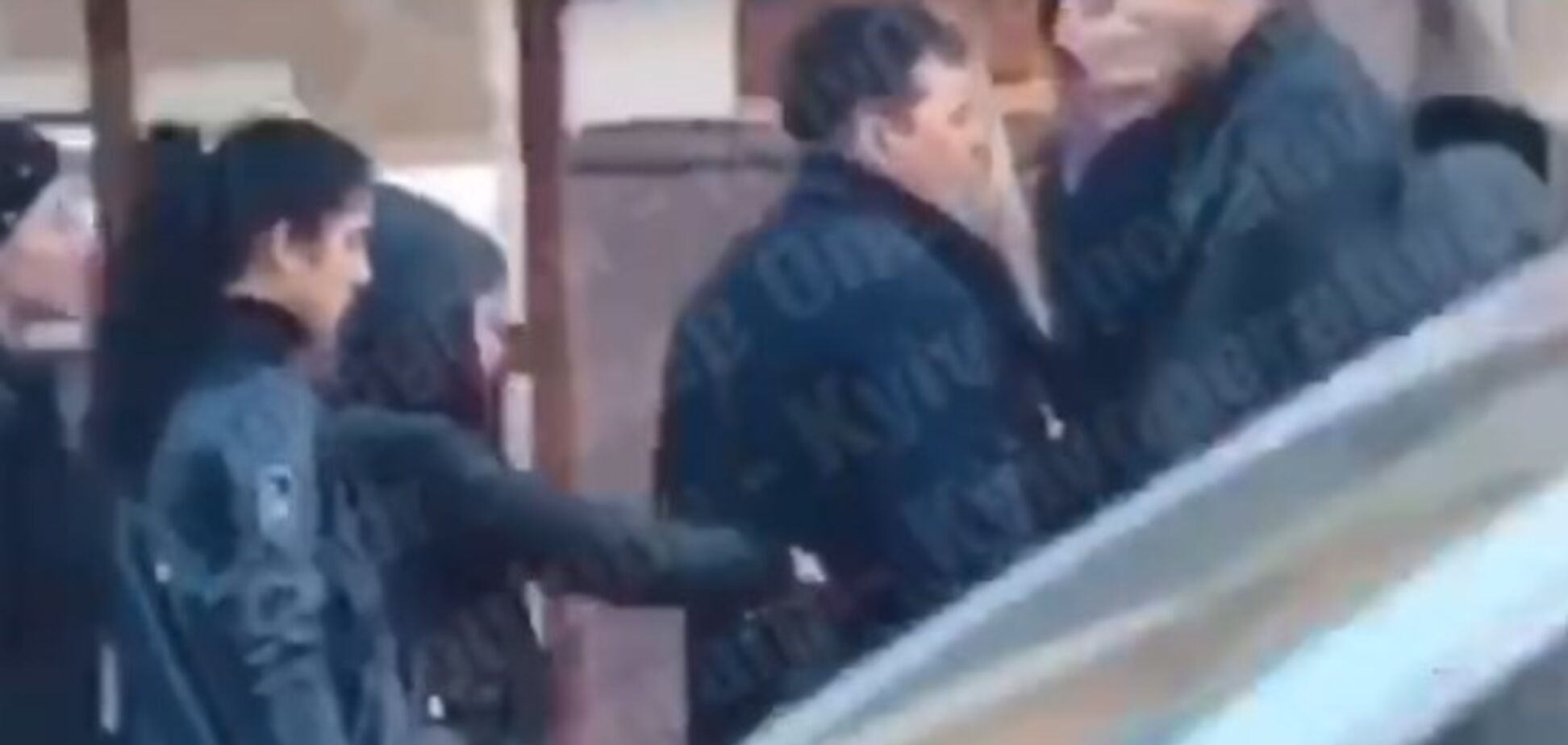 ''Ходять натовпом ззаду'': в центрі Києва зняли на відео нахабну схему крадіжки