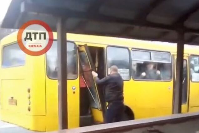Чинили посреди дороги: в Киеве у маршрутки с пассажирами отпали двери