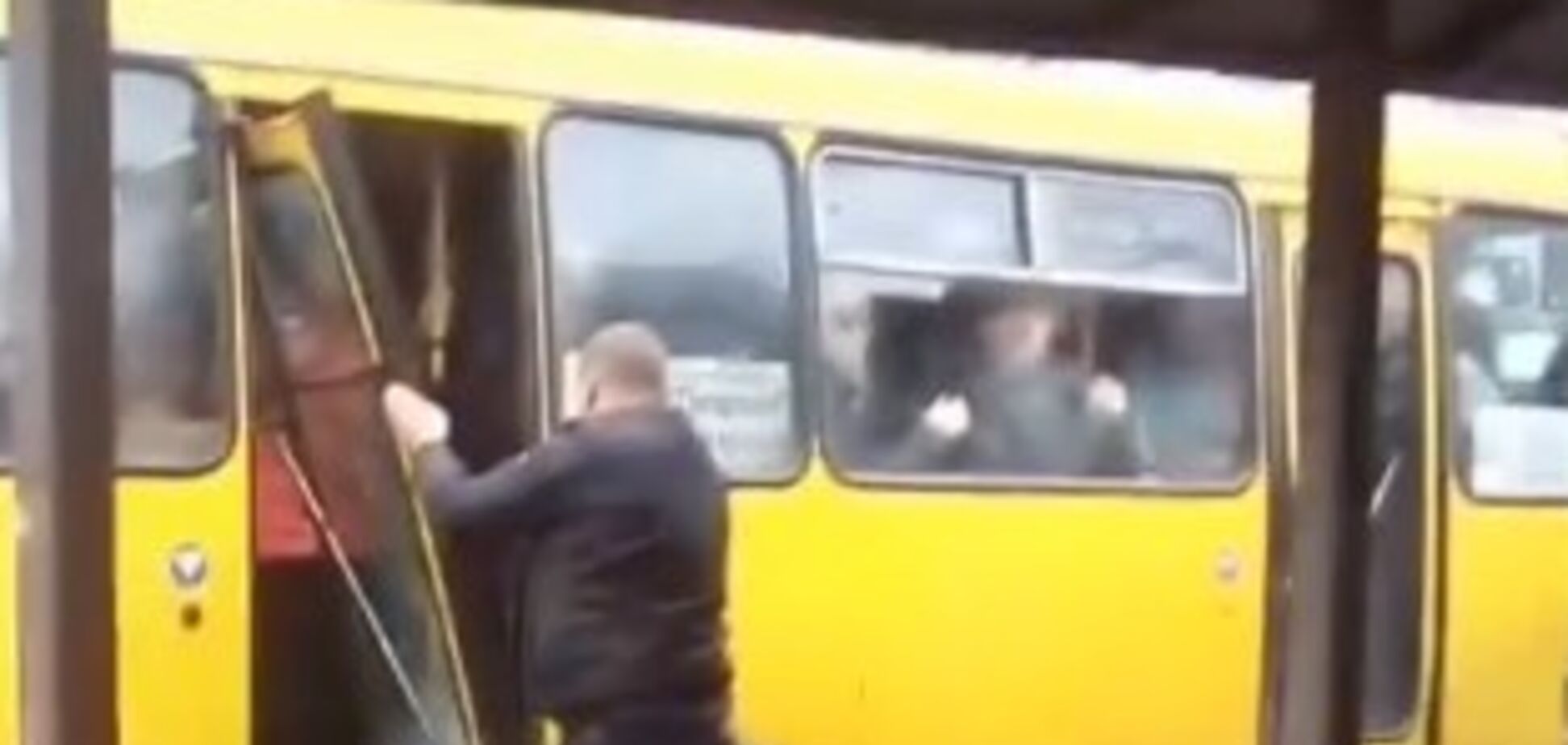 Чинили посреди дороги: в Киеве у маршрутки с пассажирами отпали двери