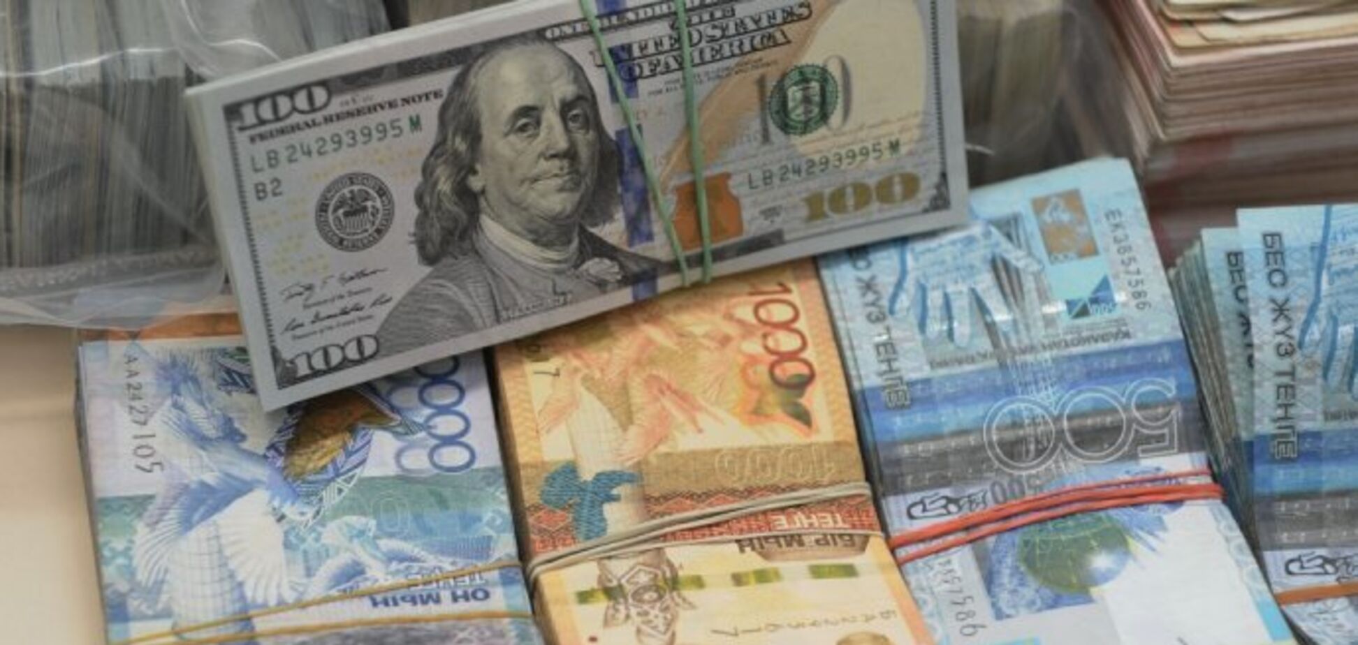 В Казахстане взлетел доллар из-за отставки Назарбаева