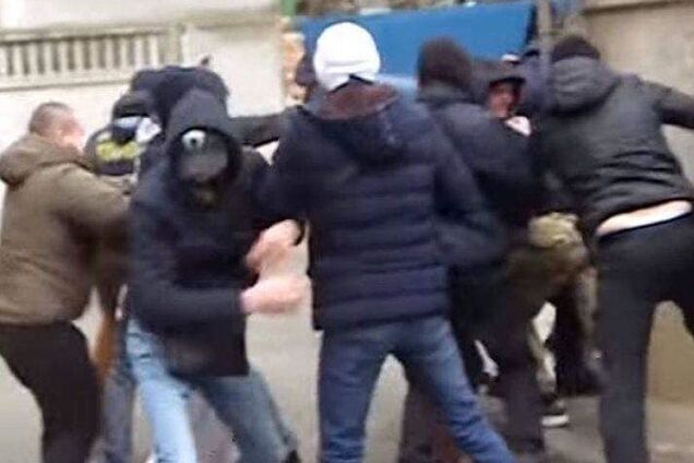 В Киеве жестоко избили активиста: в сеть попало фото