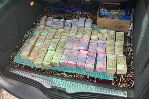 Подкуп избирателей: на Ривненщине задержали агитатора с 2,5 млн налички