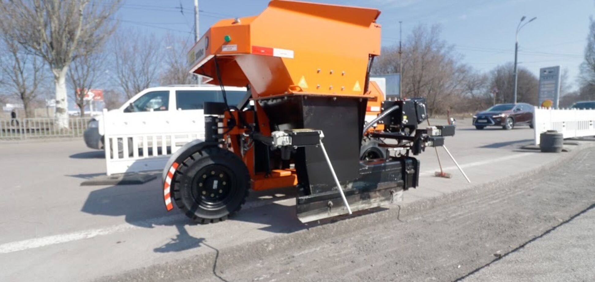 У Дніпрі для укладання бордюрів уперше в Україні застосували унікальну технологію монолітного відливу