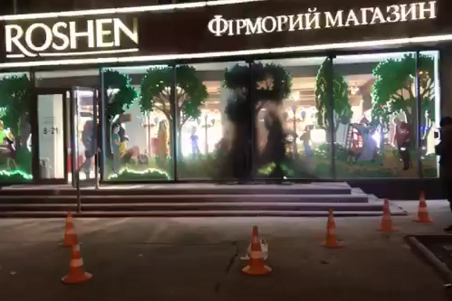 У Києві підпалили ще один магазин Roshen: з'явилося відео