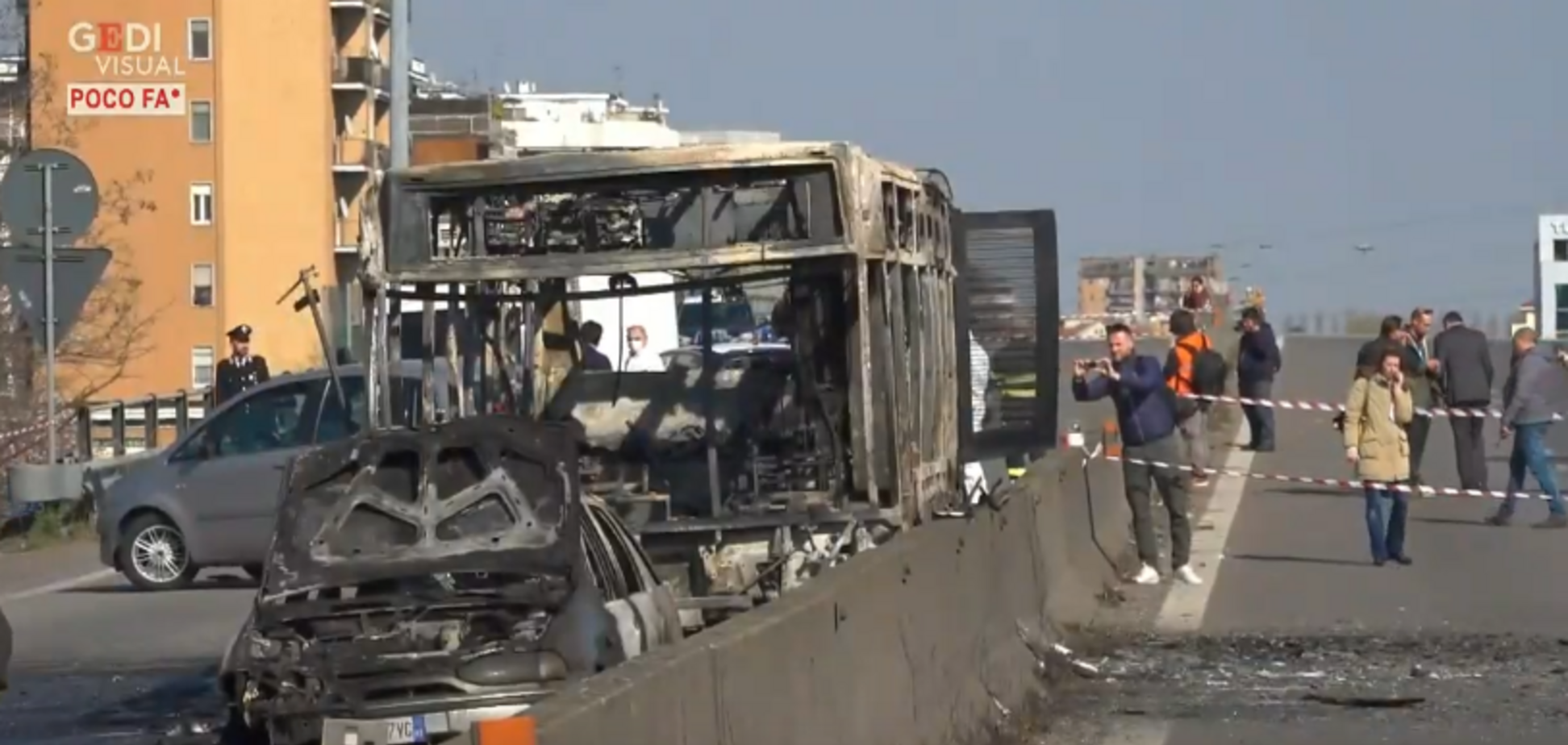 У Мілані чоловік викрав і підпалив автобус з дітьми: фото і відео