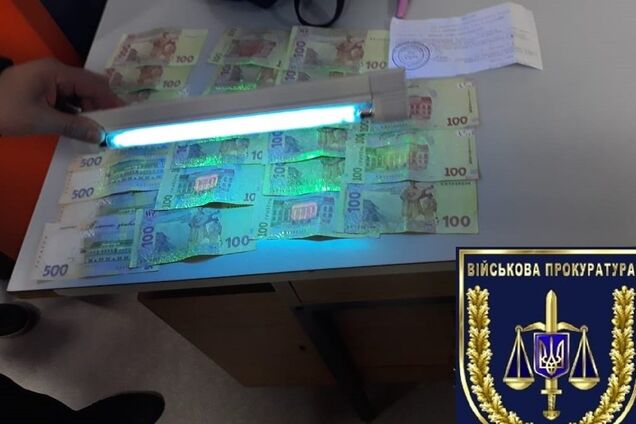 В Запорожье сотрудница миграционной службы вымогала деньги за изготовление загранпаспорта