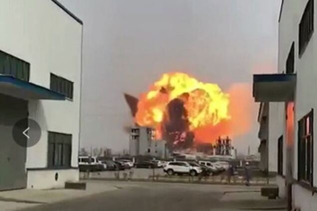 Пламя до неба: в Китае рванул химический завод. Видео
