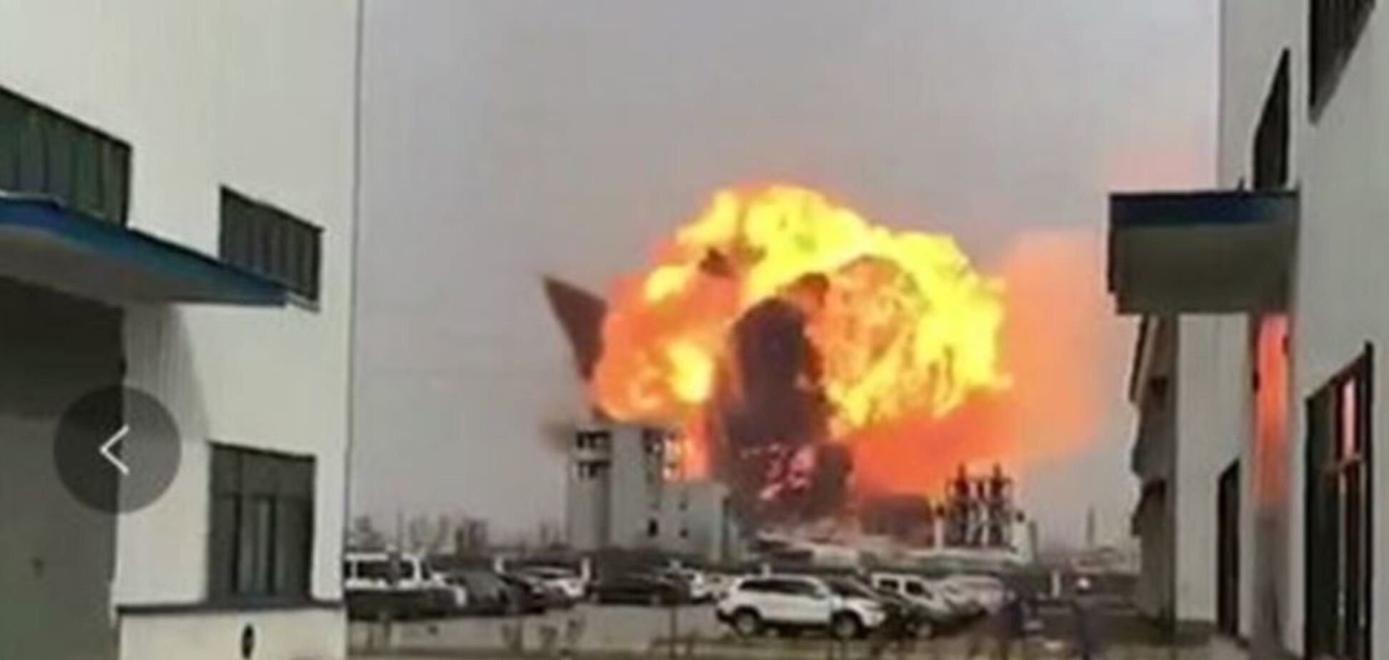 Полум'я до неба: у Китаї вибухнув хімічний завод. Відео