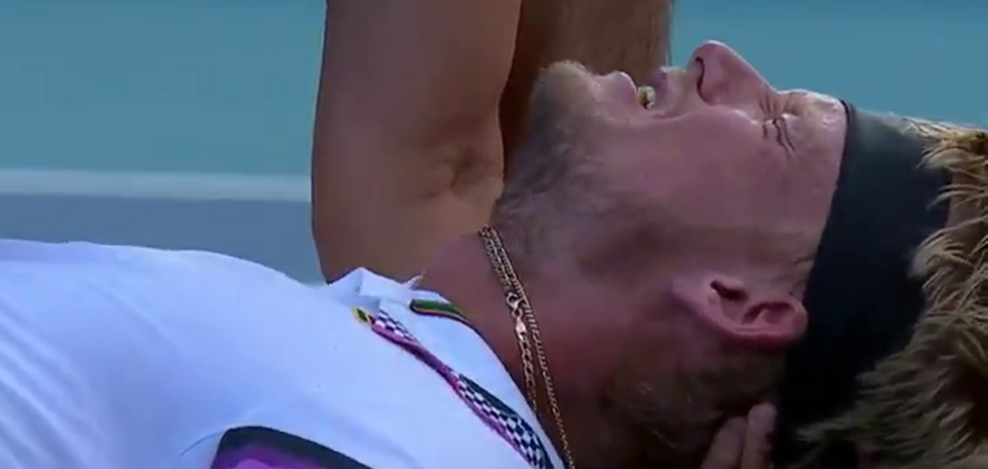 Упал в судорогах: жуткий инцидент на теннисном матче попал в эфир