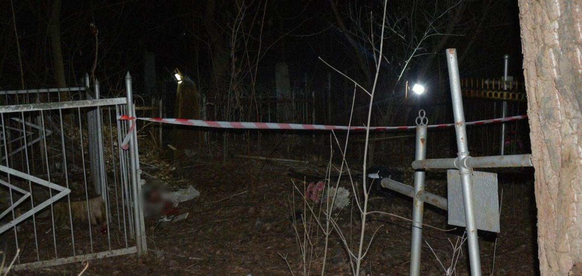 Кинули в пакет і обмотали скотчем: у Харкові на кладовищі знайшли мертве немовля. Фото 18+