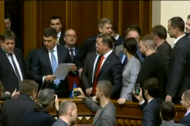 ''Где зарплаты?'' Ляшко устроил потасовку с Гройсманом в Раде. Появилось видео