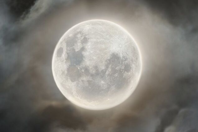 Фото суперлуны взорвало сеть